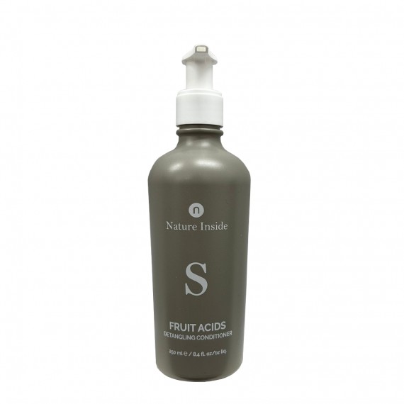 Naturalmente Detangling Conditioner...